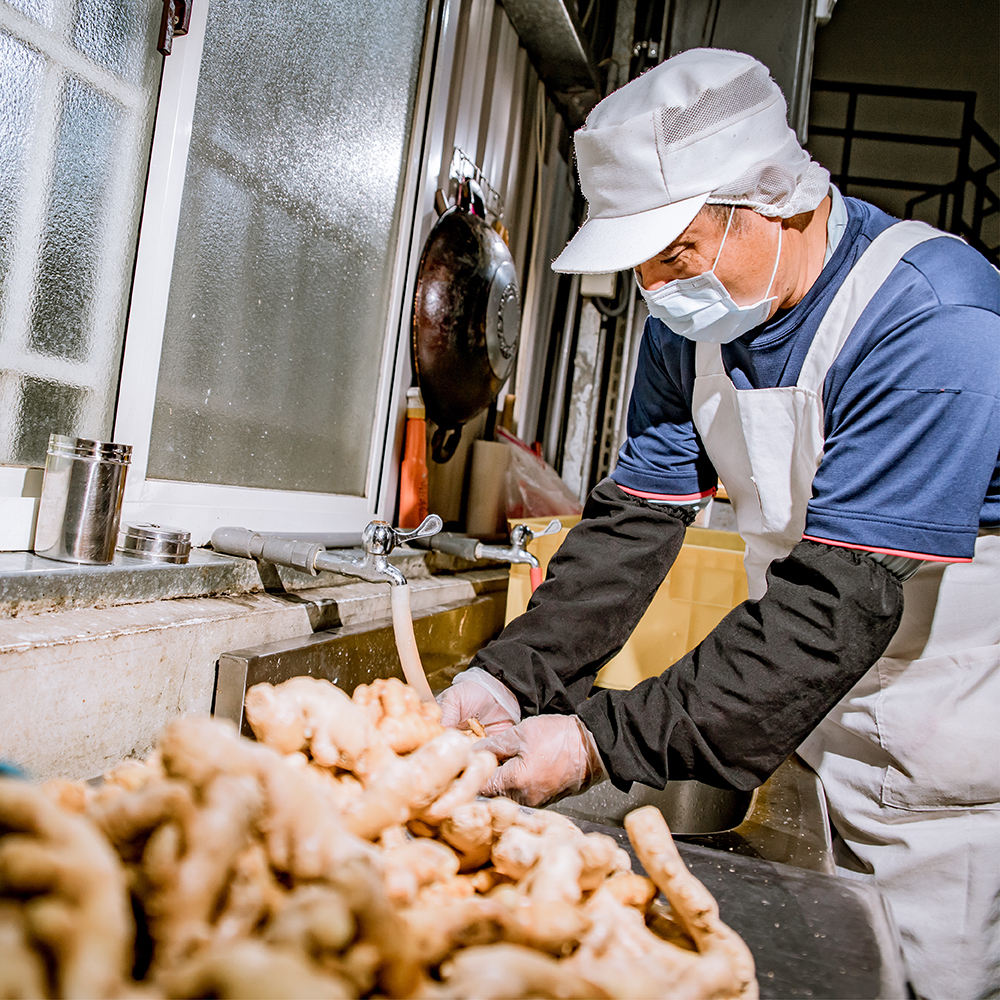 使用在地新鮮食材，堅持人工挑選，把關每項原料。