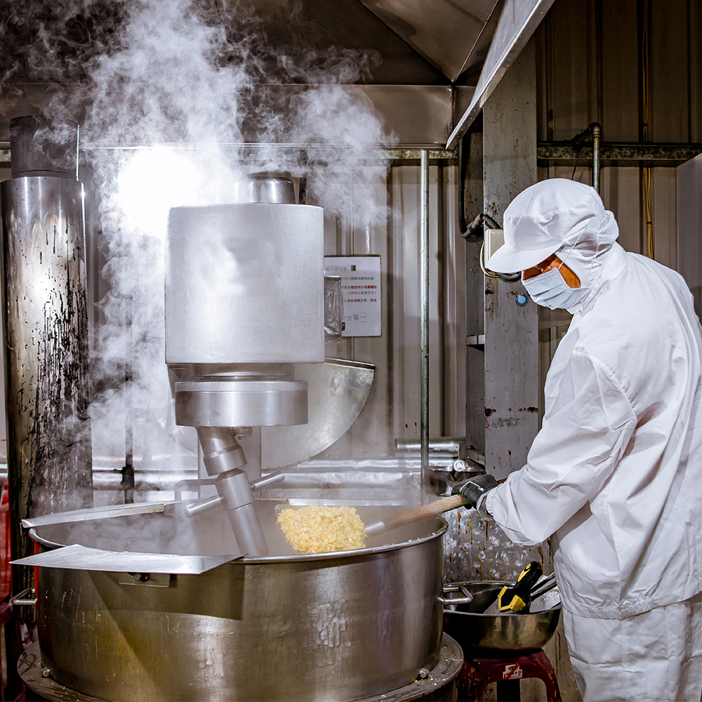 獨門配方熬煮，加上師傅全程監工，調整火侯。