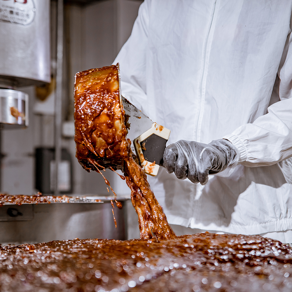 選擇高品質食品級鋁合金模具，將煮好的濃郁黑糖，均勻導入模具塑型。