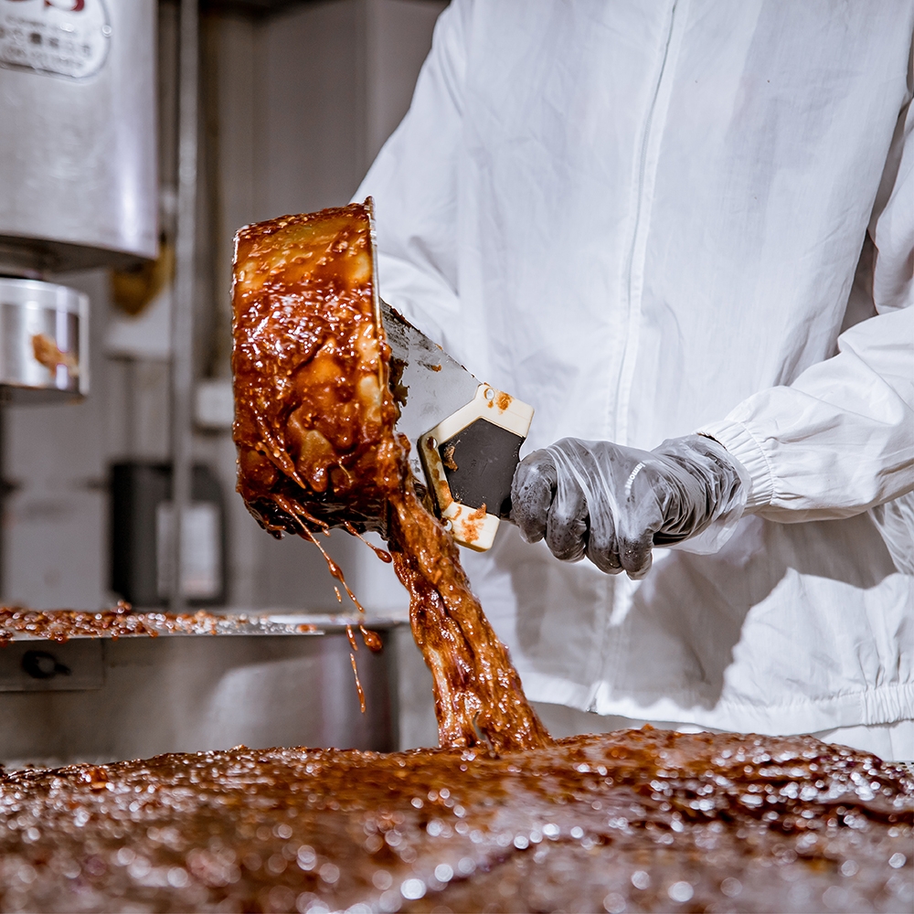 選擇高品質食品級鋁合金模具，將煮好的濃郁黑糖，均勻導入模具塑型。