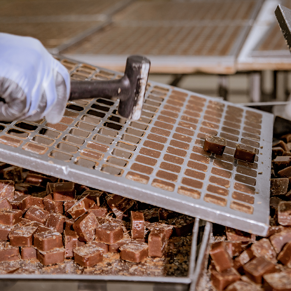 初步冷卻後掌握黃金時刻，將每顆晶瑩剔透的糖磚敲下並做篩選。