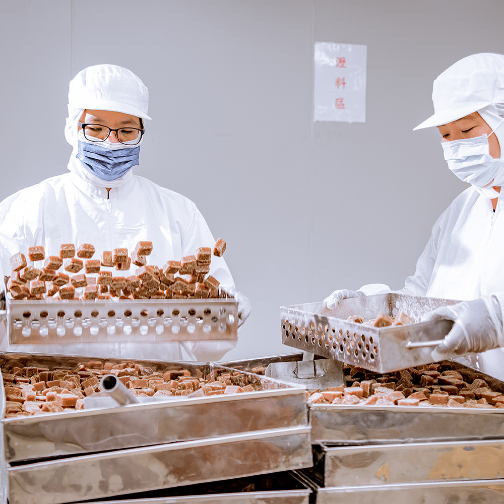 將產品做第二次篩選，只將品質最好的糖磚呈現給客戶。