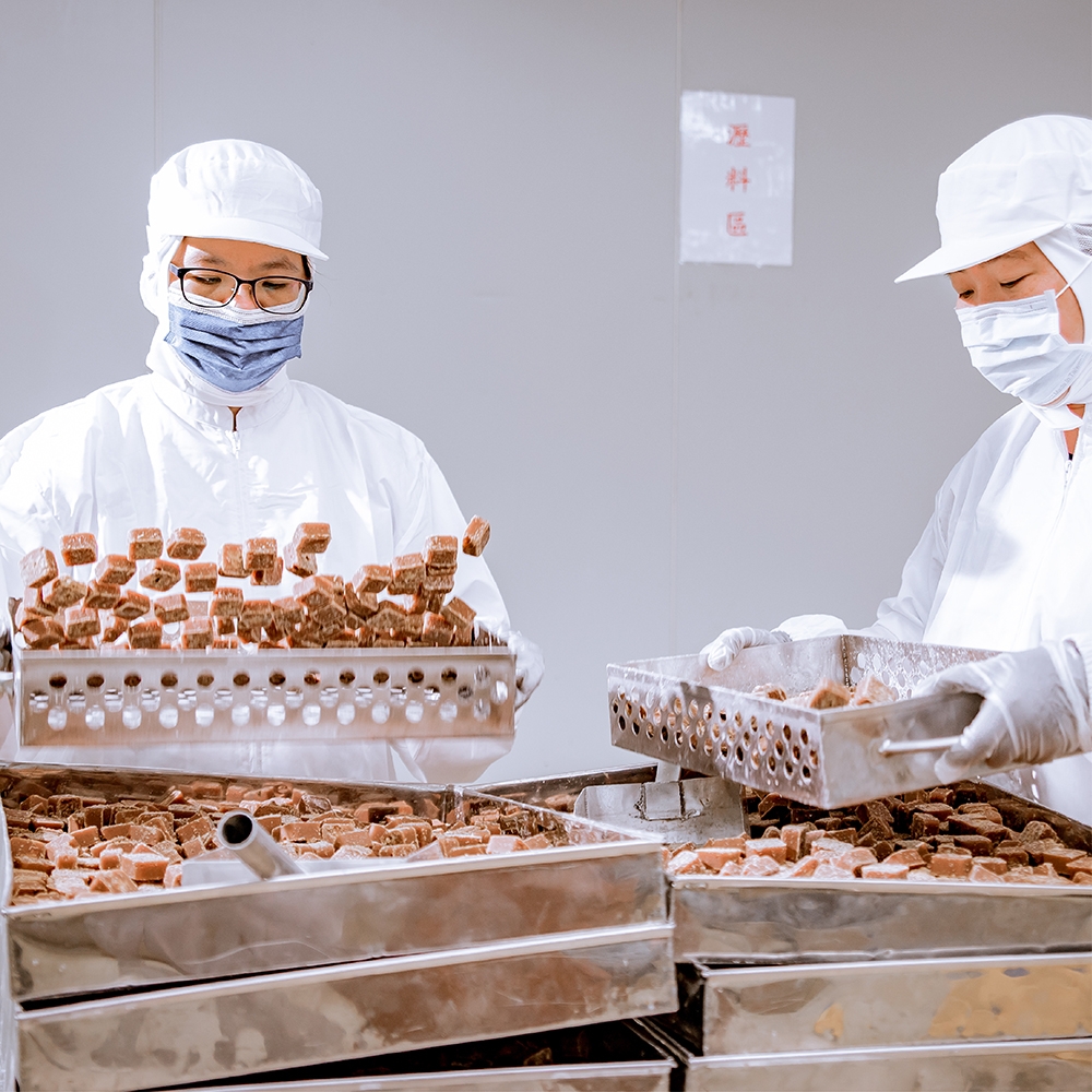 將產品做第二次篩選，只將品質最好的糖磚呈現給客戶。